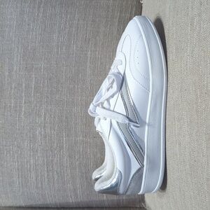 New - Madden girl  white sneakers Size 7